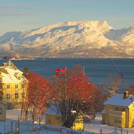 Pensionat Solhov, Castle Of The Lyngen Alps Lyngseidet