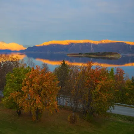 Solhov, Castle Of The Lyngen Alps Pensionat Lyngseidet