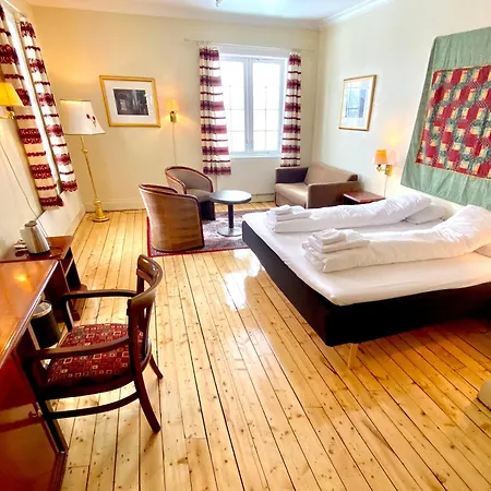 Solhov, Castle Of The Lyngen Alps Gjestgiverier Lyngseidet