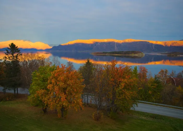 Solhov, Castle Of The Lyngen Alps Pensión Lyngseidet